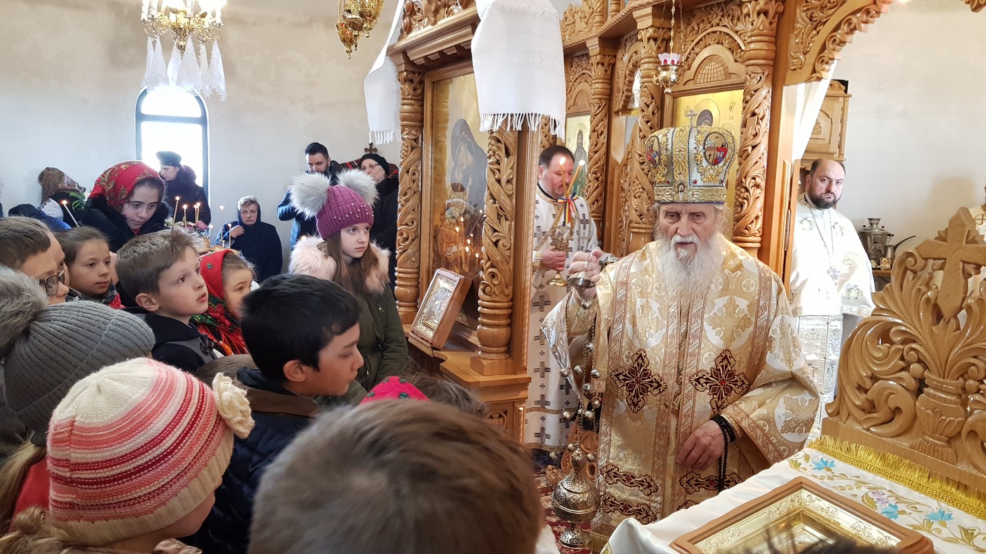 IPS Arhiepiscop Pimen, la Mitocu Dragomirnei: „Cuvintele de învățătură ale mamei și ale tatălui se înrădăcinează în sufletele copiilor”