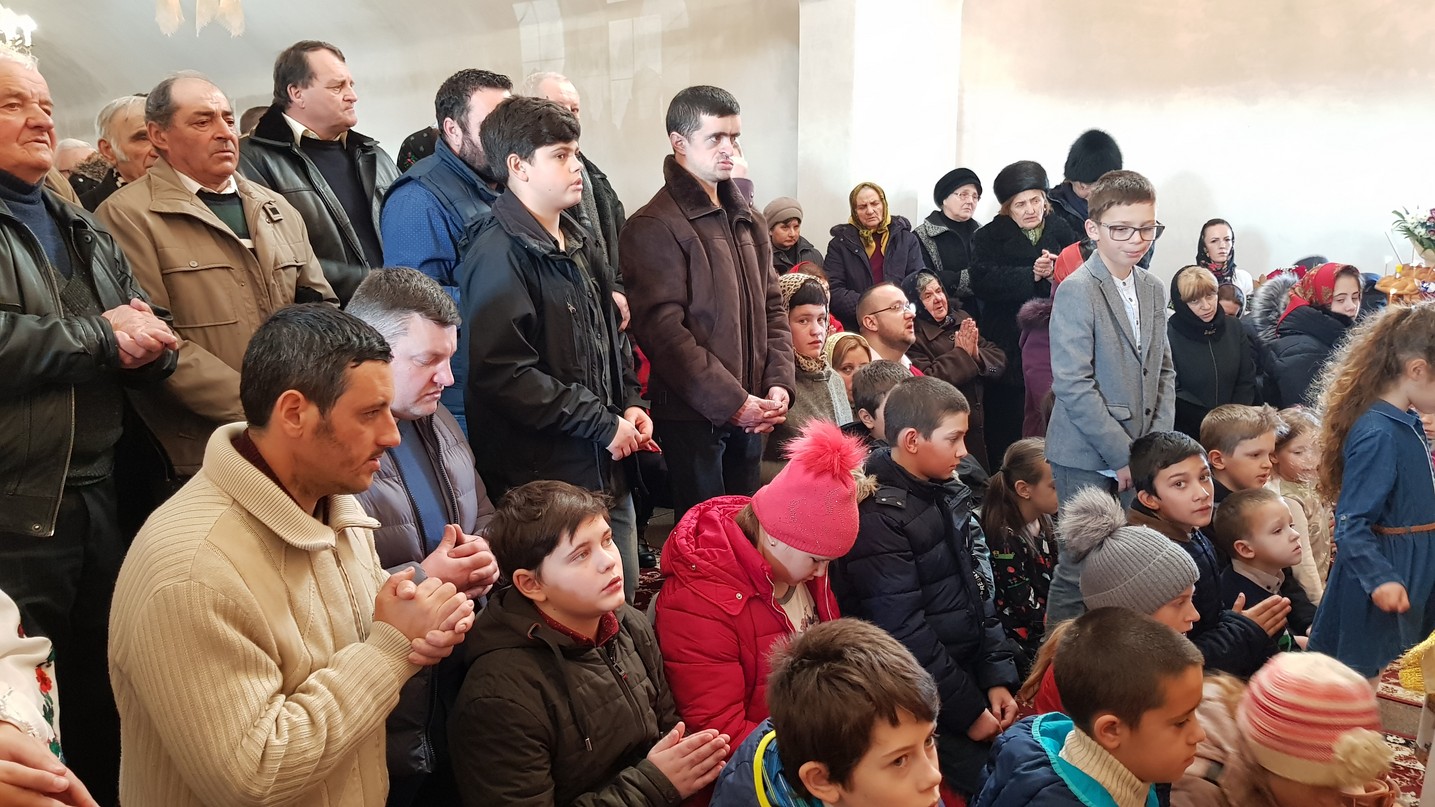 IPS Arhiepiscop Pimen, la Mitocu Dragomirnei: „Cuvintele de învățătură ale mamei și ale tatălui se înrădăcinează în sufletele copiilor”