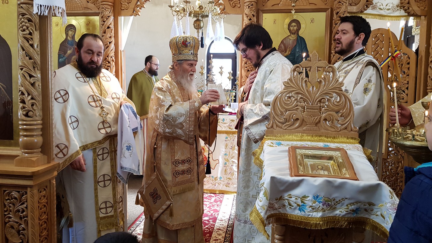 IPS Arhiepiscop Pimen, la Mitocu Dragomirnei: „Cuvintele de învățătură ale mamei și ale tatălui se înrădăcinează în sufletele copiilor”