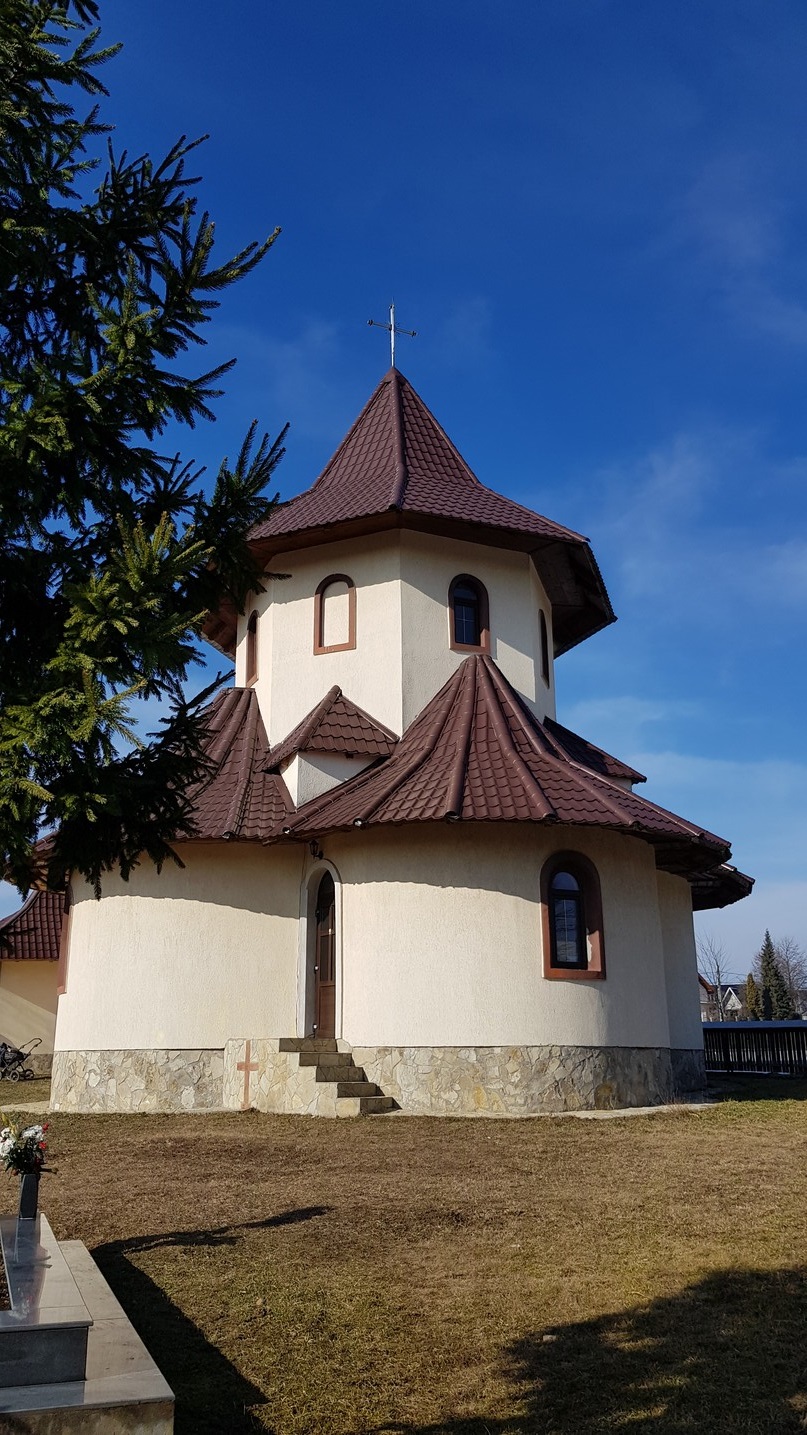 IPS Arhiepiscop Pimen, la Mitocu Dragomirnei: „Cuvintele de învățătură ale mamei și ale tatălui se înrădăcinează în sufletele copiilor”