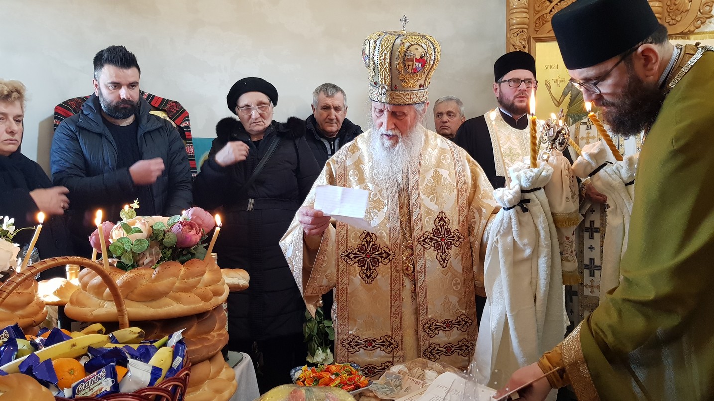 IPS Arhiepiscop Pimen, la Mitocu Dragomirnei: „Cuvintele de învățătură ale mamei și ale tatălui se înrădăcinează în sufletele copiilor”