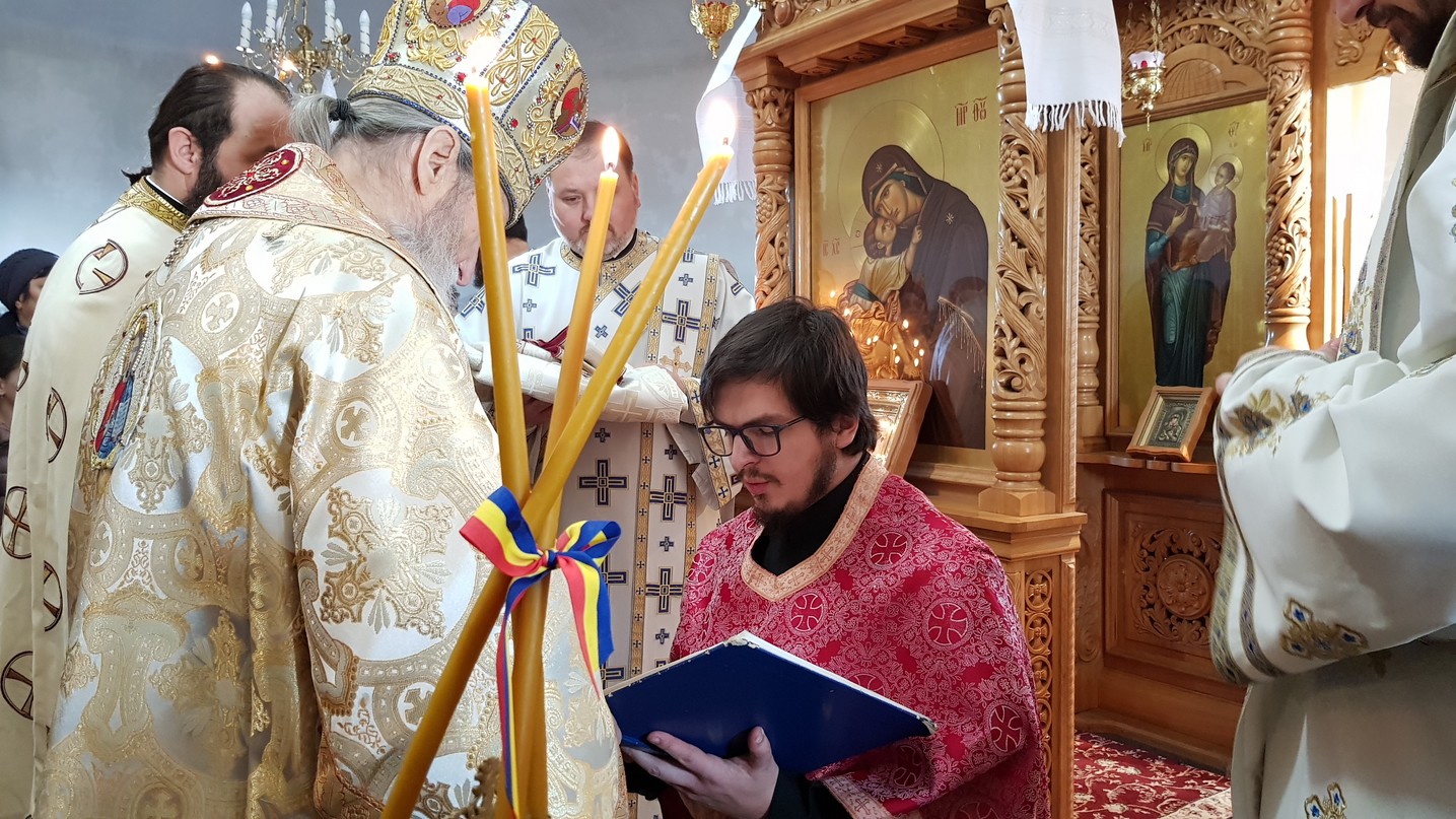 IPS Arhiepiscop Pimen, la Mitocu Dragomirnei: „Cuvintele de învățătură ale mamei și ale tatălui se înrădăcinează în sufletele copiilor”