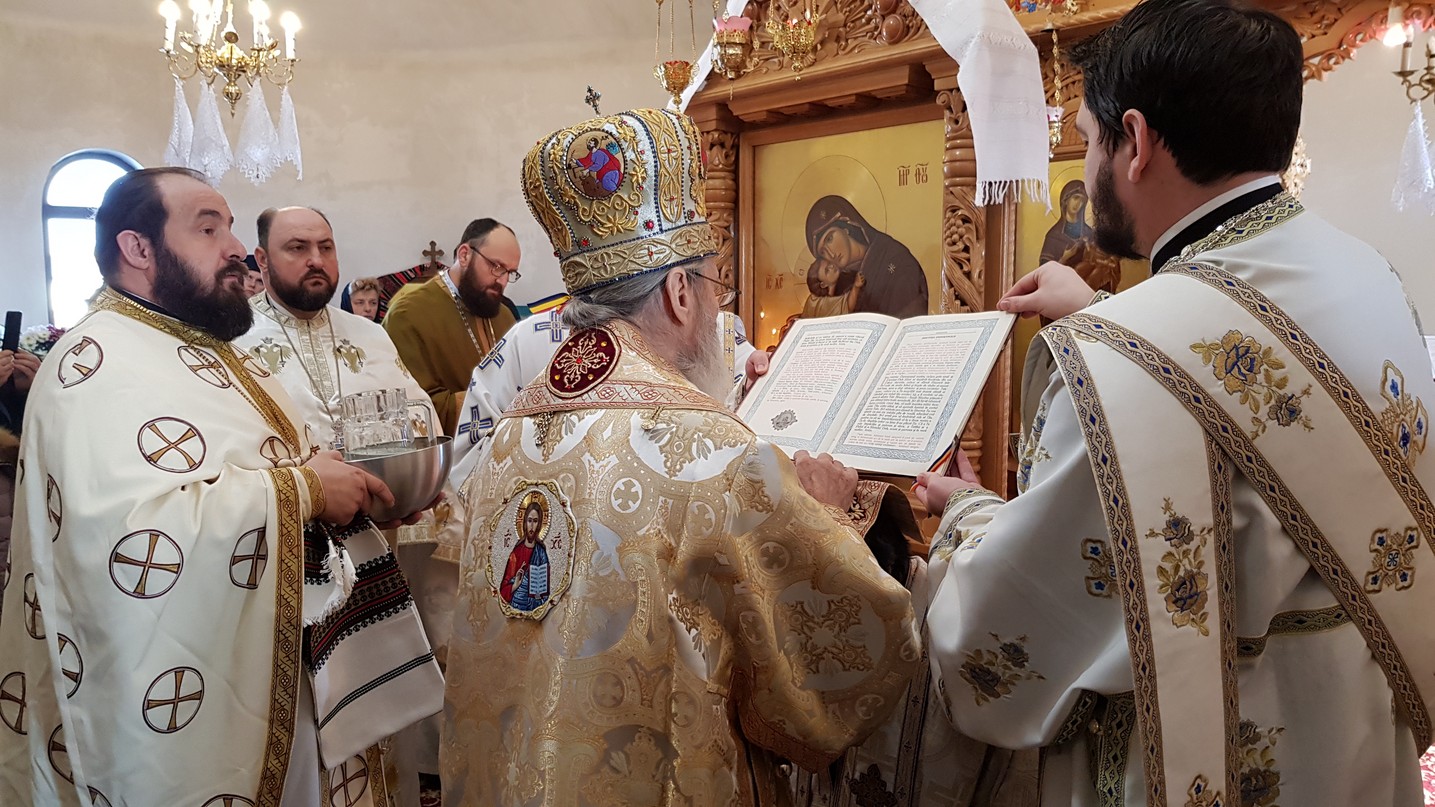 IPS Arhiepiscop Pimen, la Mitocu Dragomirnei: „Cuvintele de învățătură ale mamei și ale tatălui se înrădăcinează în sufletele copiilor”