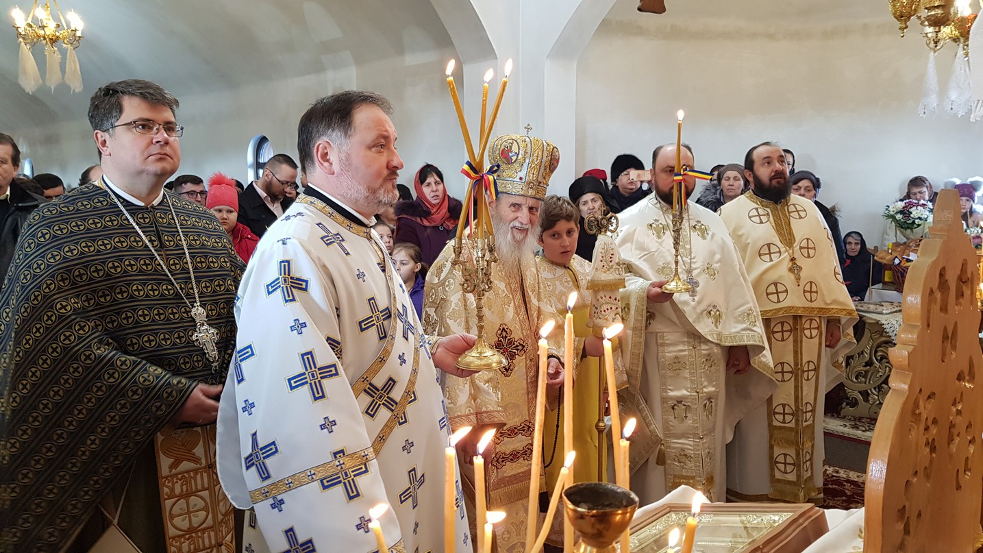 IPS Arhiepiscop Pimen, la Mitocu Dragomirnei: „Cuvintele de învățătură ale mamei și ale tatălui se înrădăcinează în sufletele copiilor”