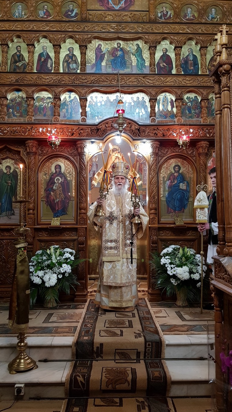 Liturghie arhierească la „Biserica dorneană de sub Runc”