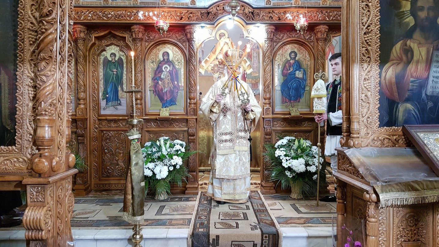 Liturghie arhierească la „Biserica dorneană de sub Runc”