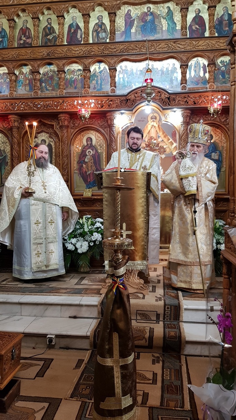 Liturghie arhierească la „Biserica dorneană de sub Runc”