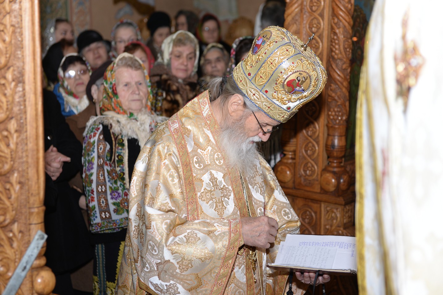 Liturghie arhierească la „Biserica dorneană de sub Runc”