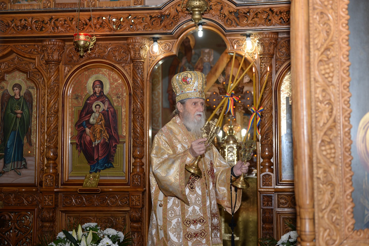 Liturghie arhierească la „Biserica dorneană de sub Runc”