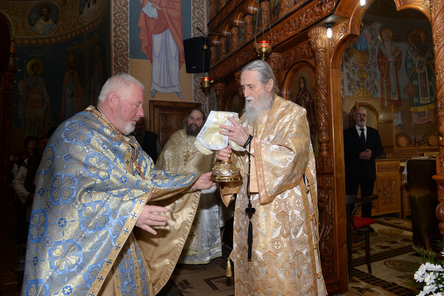 Liturghie arhierească la „Biserica dorneană de sub Runc”