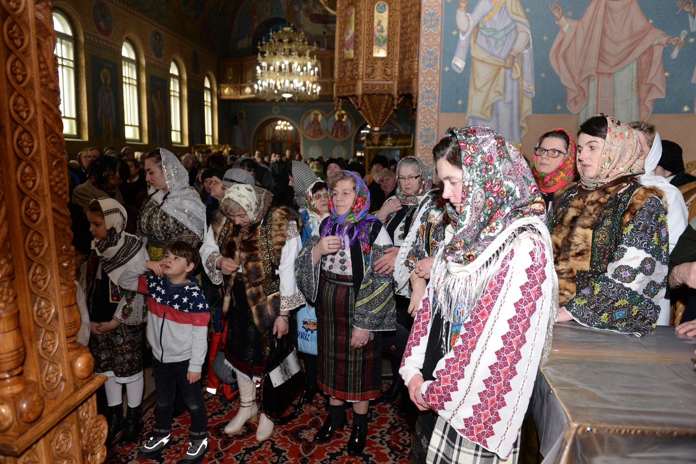 Liturghie arhierească la „Biserica dorneană de sub Runc”