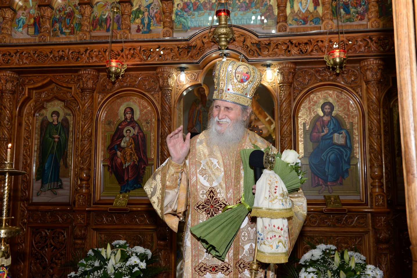 Liturghie arhierească la „Biserica dorneană de sub Runc”