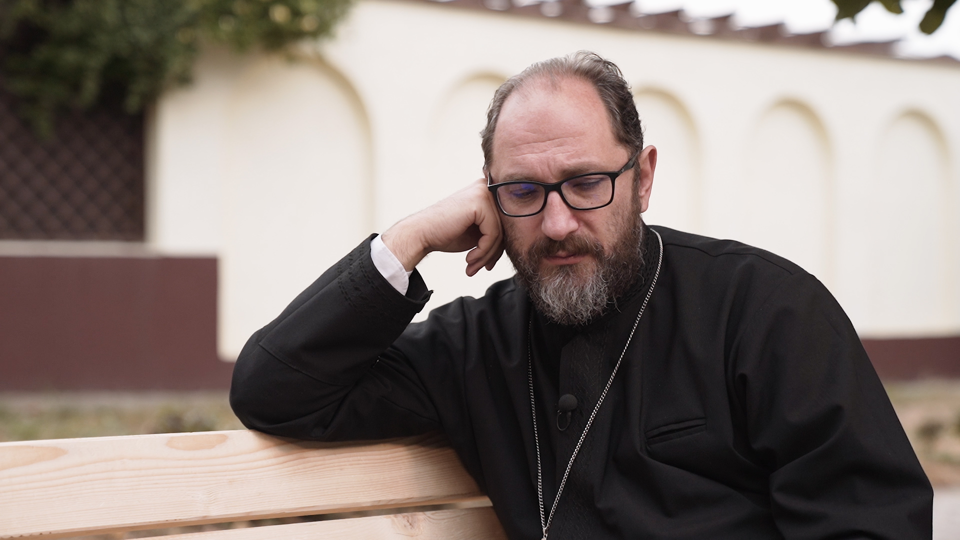 (Video) Părintele Constantin Necula: „Îi pasăm pe copii în fața televizorului și aproape că-i uităm acolo”
