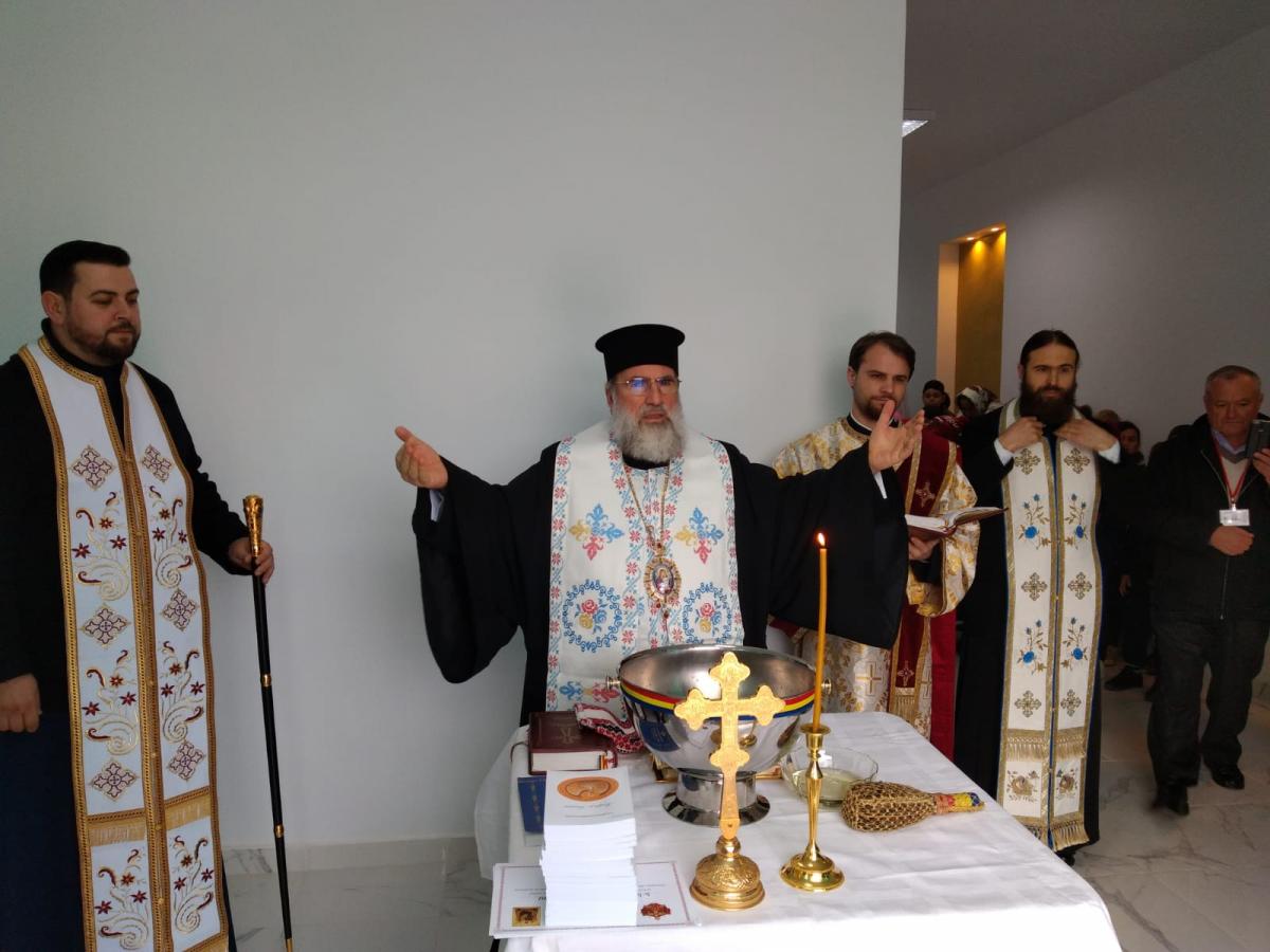 Sediul alcoolicilor anonimi din Roman, sfinţit de IPS Ioachim