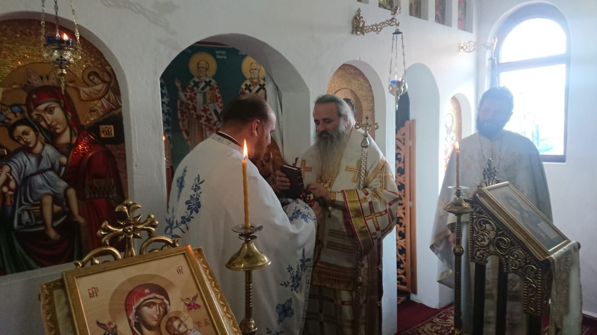 Părintele Mitropolit Teofan a slujit la Parohia Brustureț