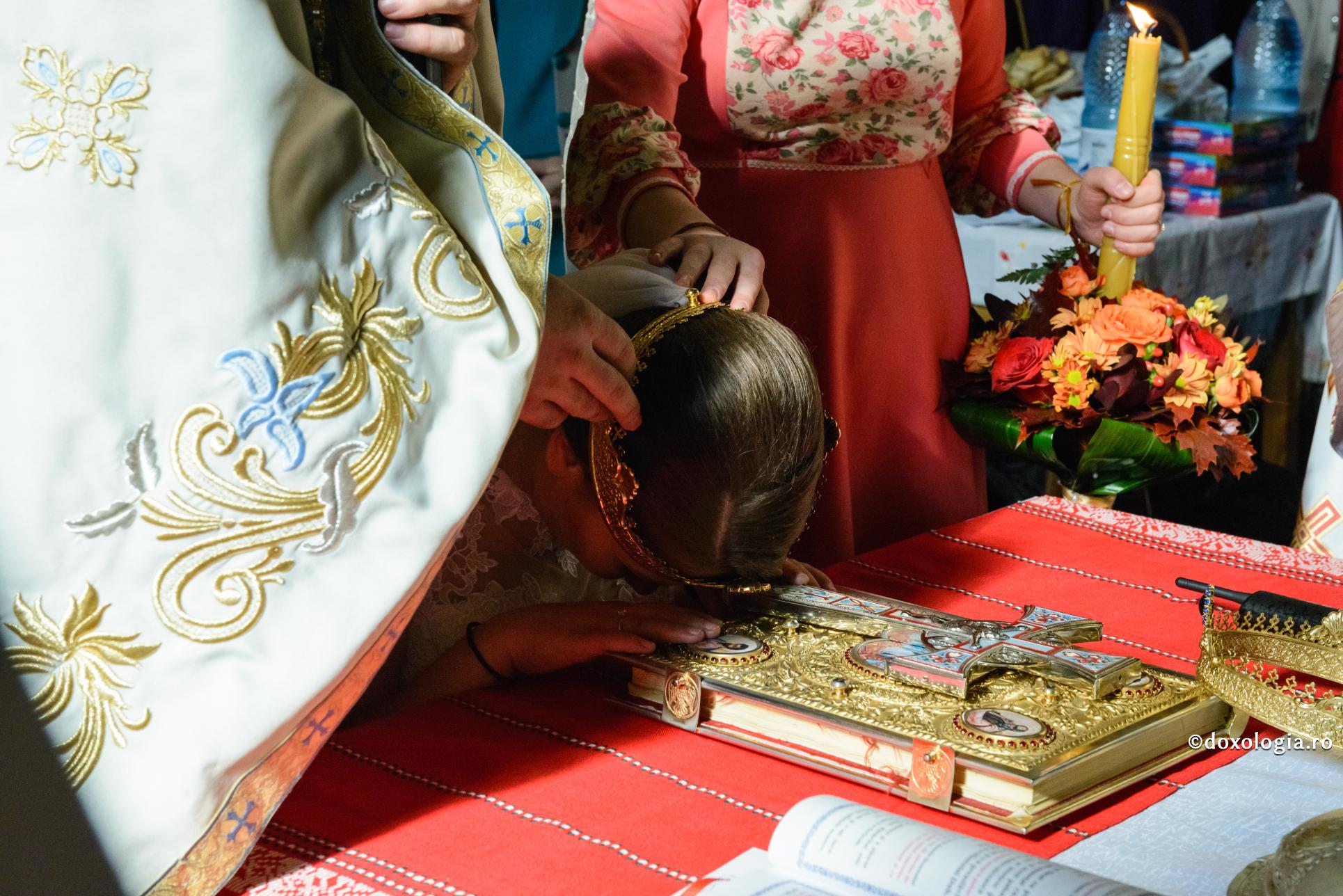 De ce se depune jurământ la cununie? / Foto: Oana Nechifor mireasă cu capul pe Sfânta Evanghelie