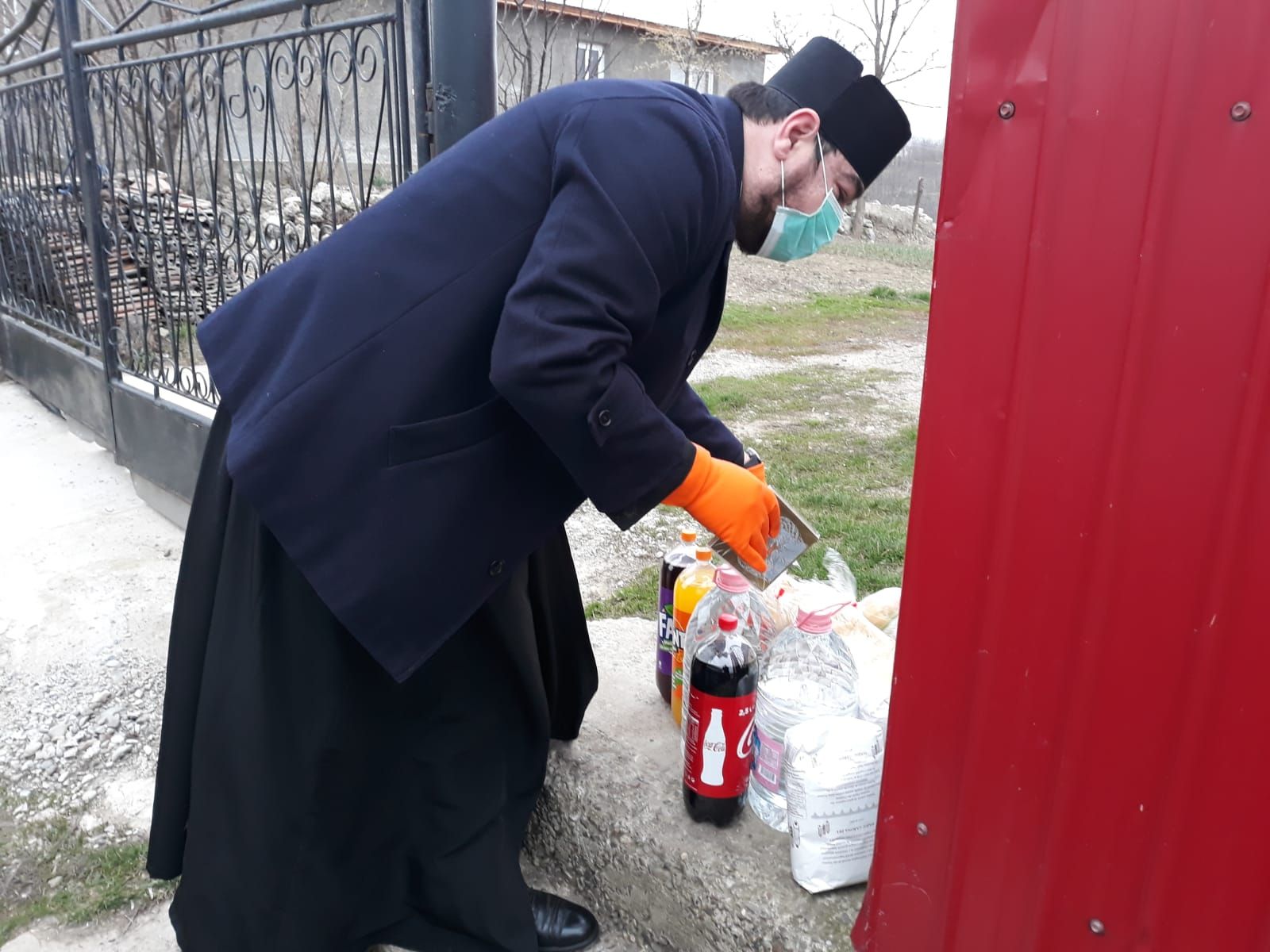 Vlăduț, autoizolat la domiciliu: „În fiecare zi la 12.00, când bate clopotul, ne așezăm în genunchi și ne rugăm”