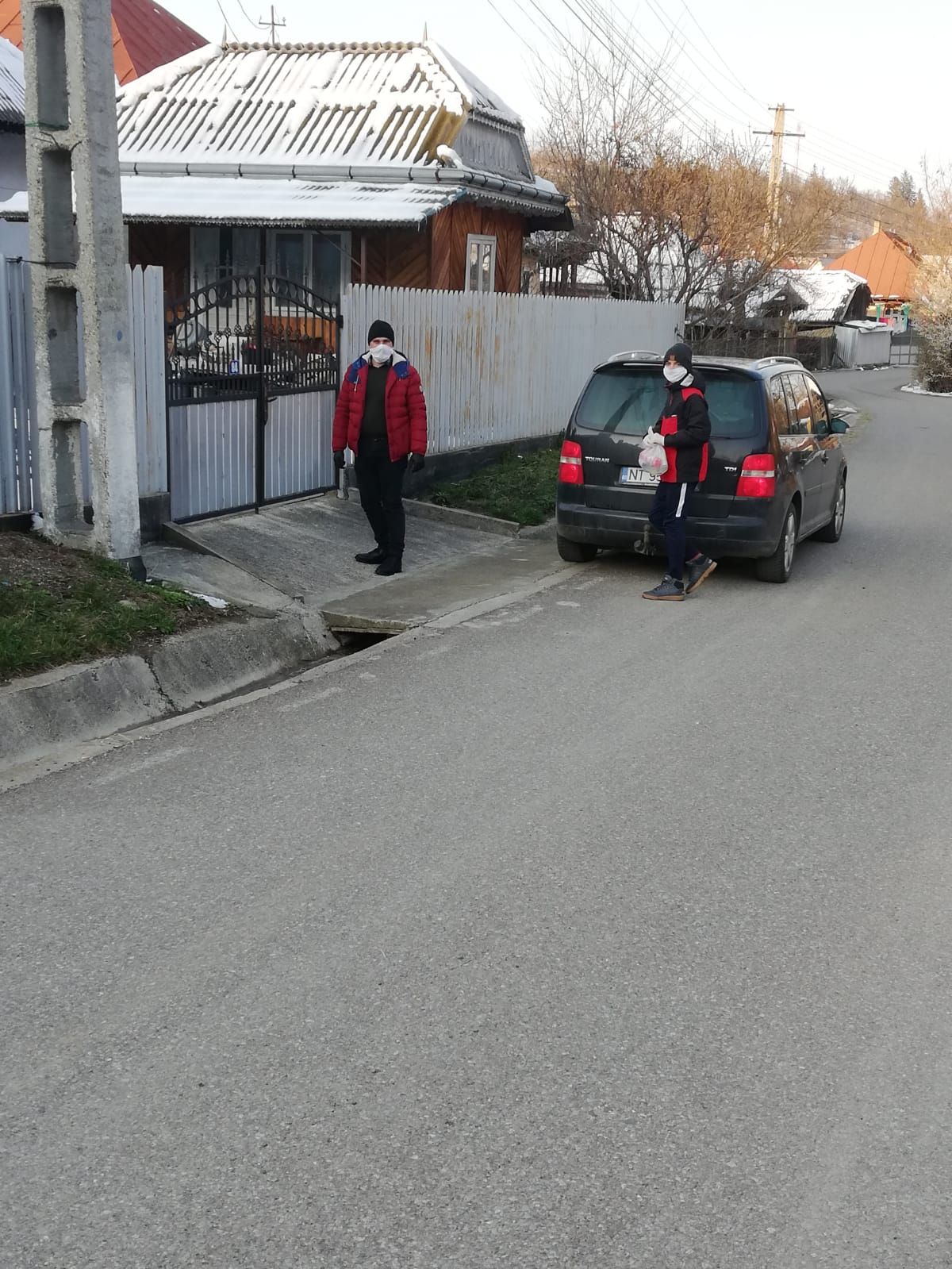 Preoții din Protopopiatul Târgu Neamț, alături de persoanele vulnerabile și singure