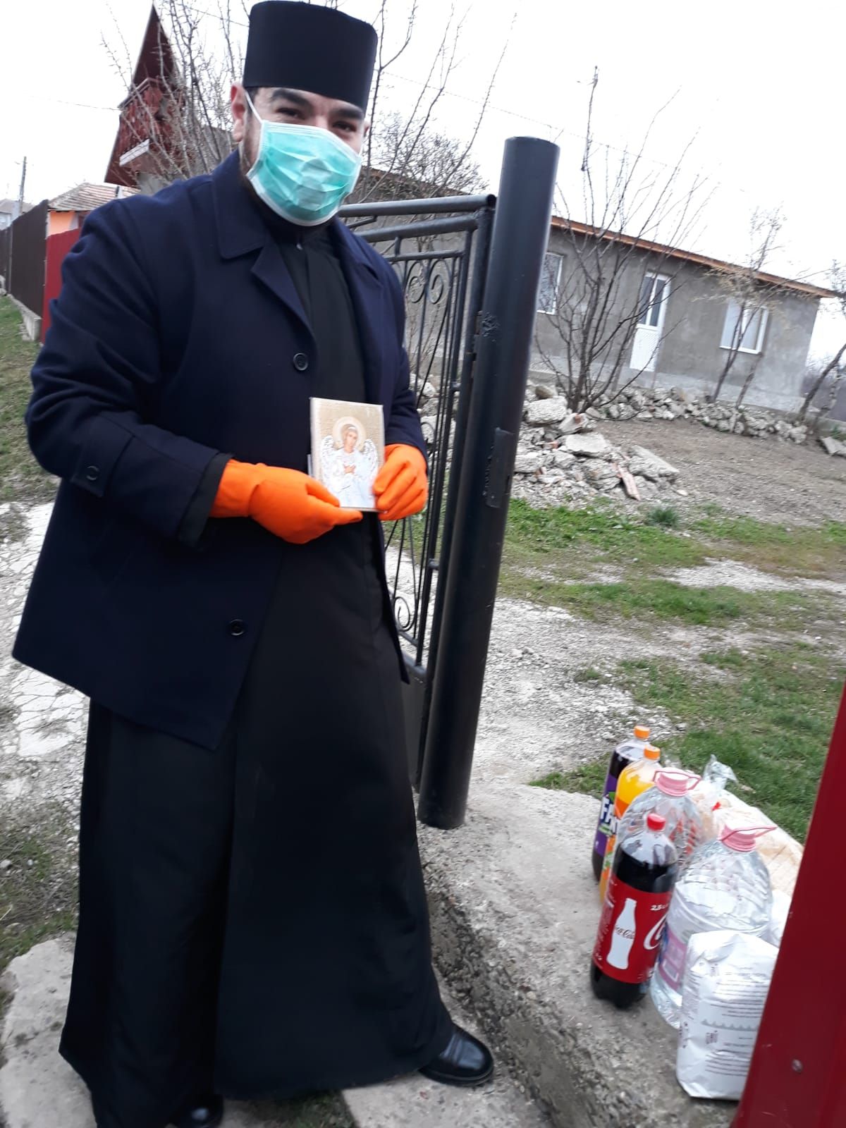 Vlăduț, autoizolat la domiciliu: „În fiecare zi la 12.00, când bate clopotul, ne așezăm în genunchi și ne rugăm”