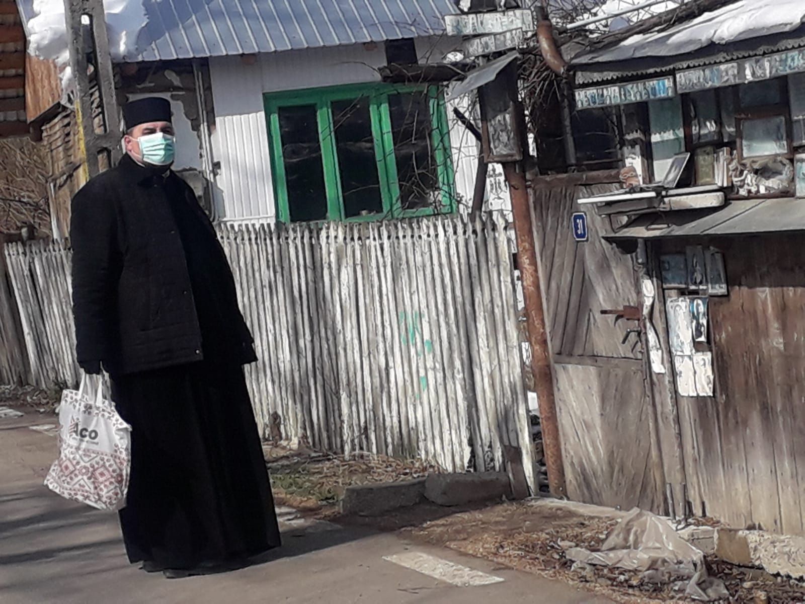 Preoții din Protopopiatul Târgu Neamț, alături de persoanele vulnerabile și singure