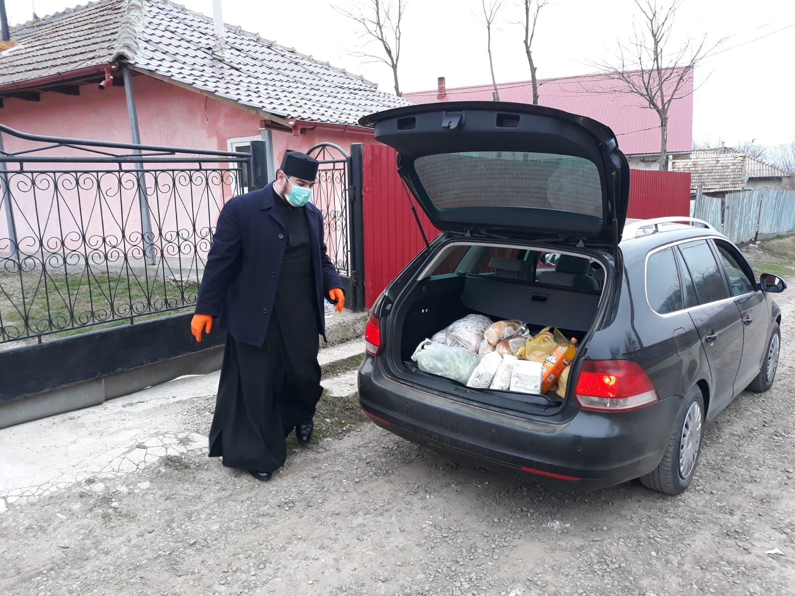 Vlăduț, autoizolat la domiciliu: „În fiecare zi la 12.00, când bate clopotul, ne așezăm în genunchi și ne rugăm”