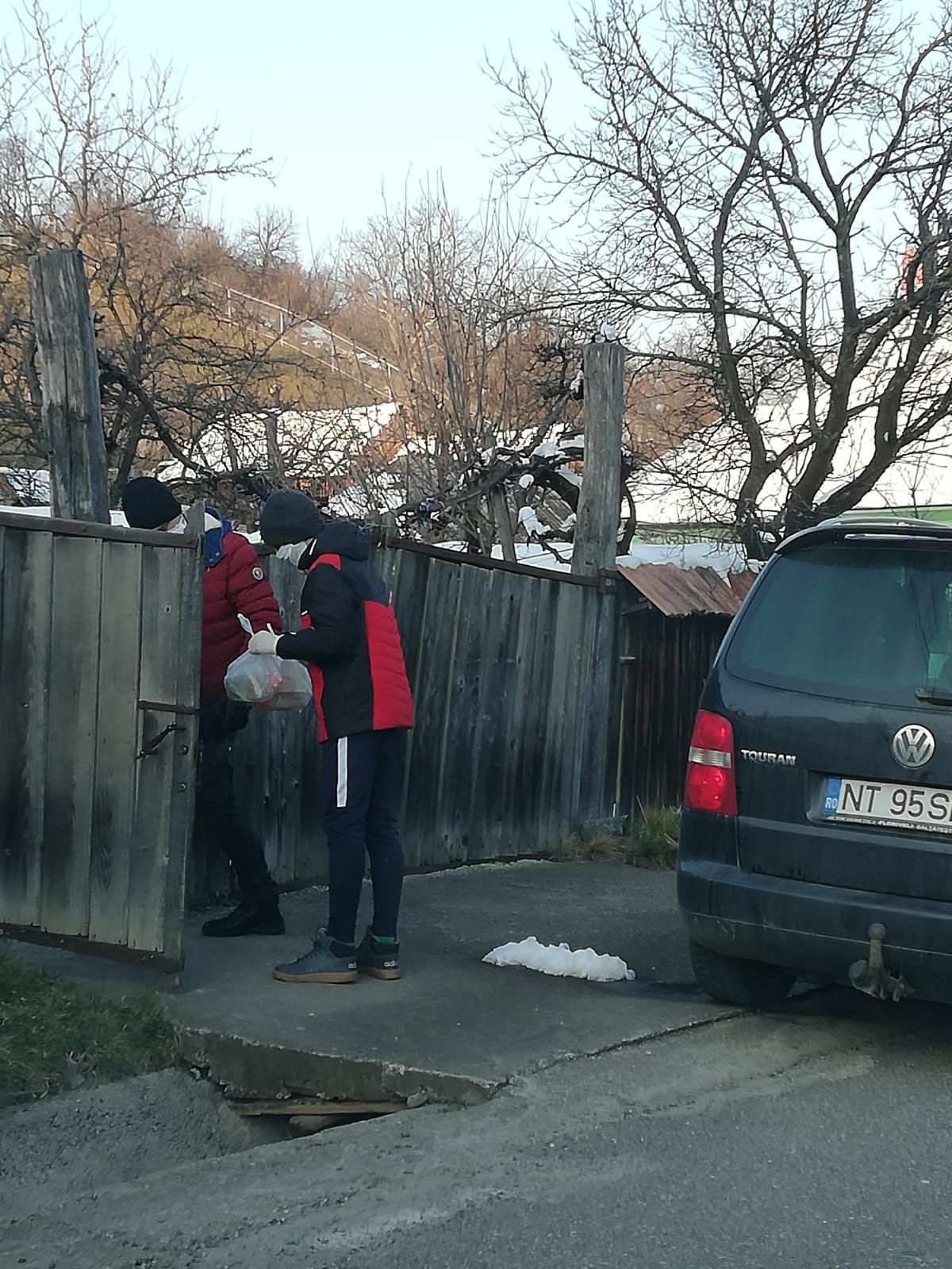 Preoții din Protopopiatul Târgu Neamț, alături de persoanele vulnerabile și singure