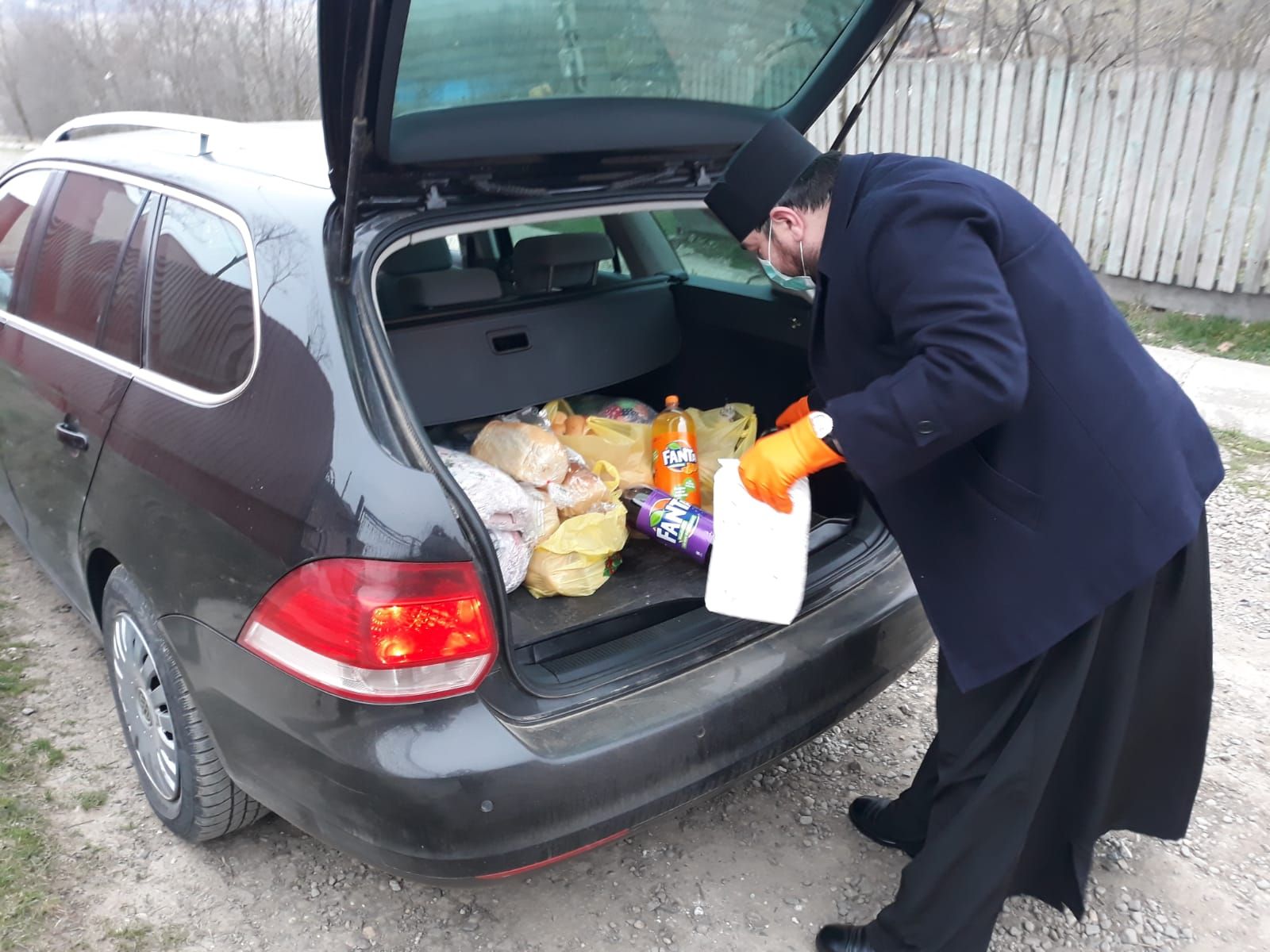 Vlăduț, autoizolat la domiciliu: „În fiecare zi la 12.00, când bate clopotul, ne așezăm în genunchi și ne rugăm”