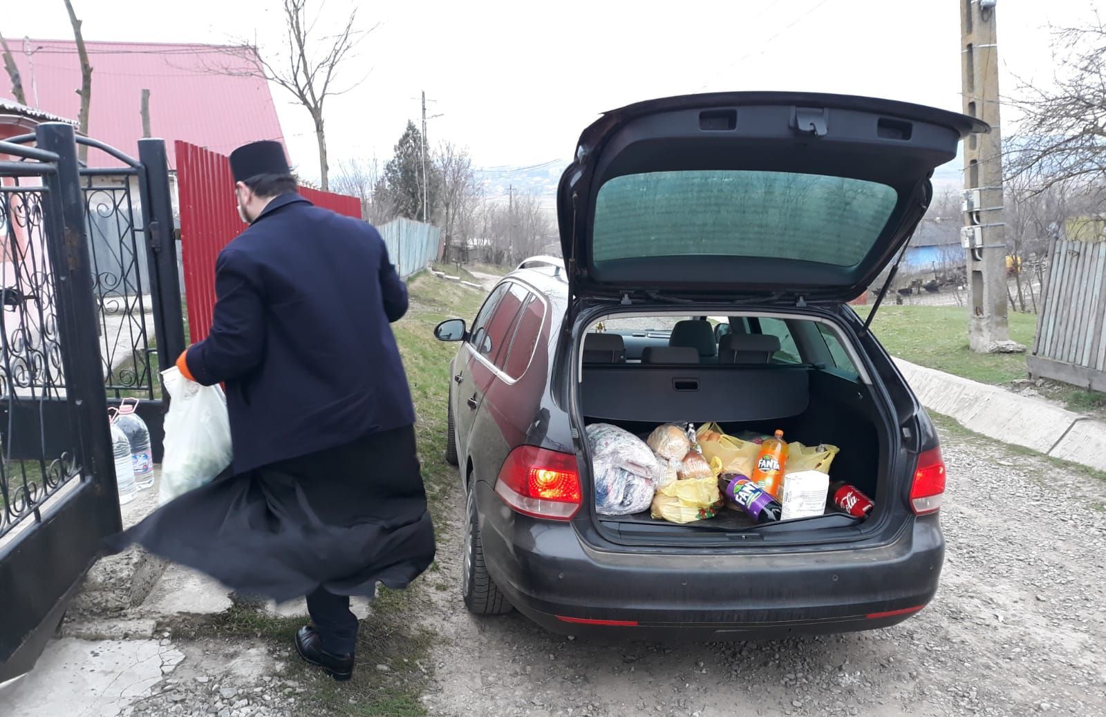 Vlăduț, autoizolat la domiciliu: „În fiecare zi la 12.00, când bate clopotul, ne așezăm în genunchi și ne rugăm”