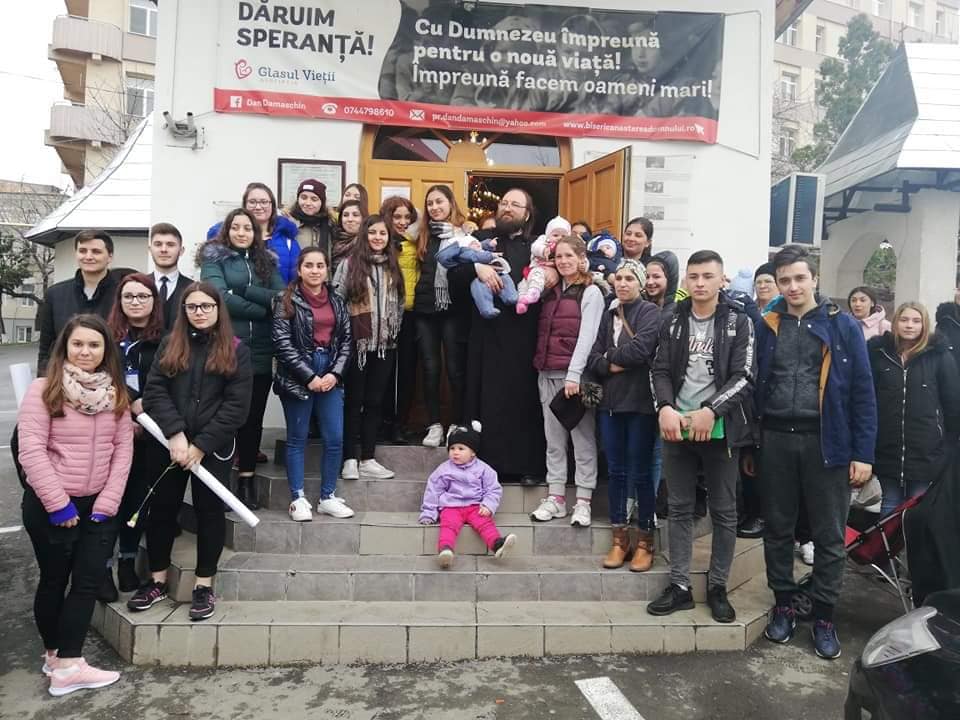 Campania „Floarea Vieţii”, în sprijinul mamelor şi copiilor nevoiaşi