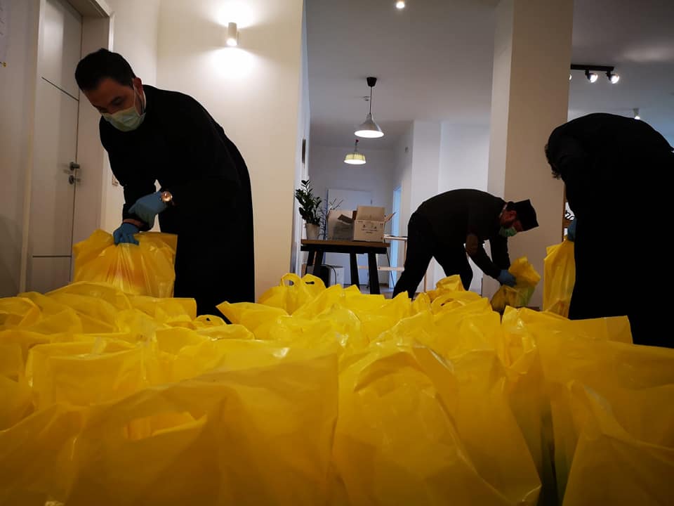 Preoți și voluntari din Protopopiatul Piatra Neamț au pregătit echipamente de protecție pentru medicii de familie din județ
