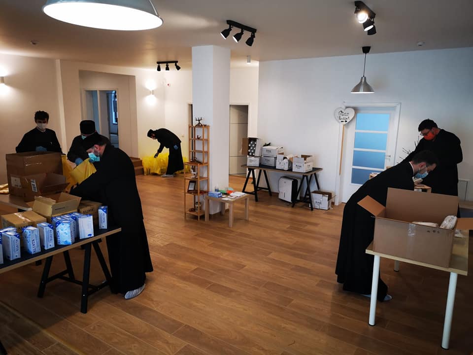 Preoți și voluntari din Protopopiatul Piatra Neamț au pregătit echipamente de protecție pentru medicii de familie din județ