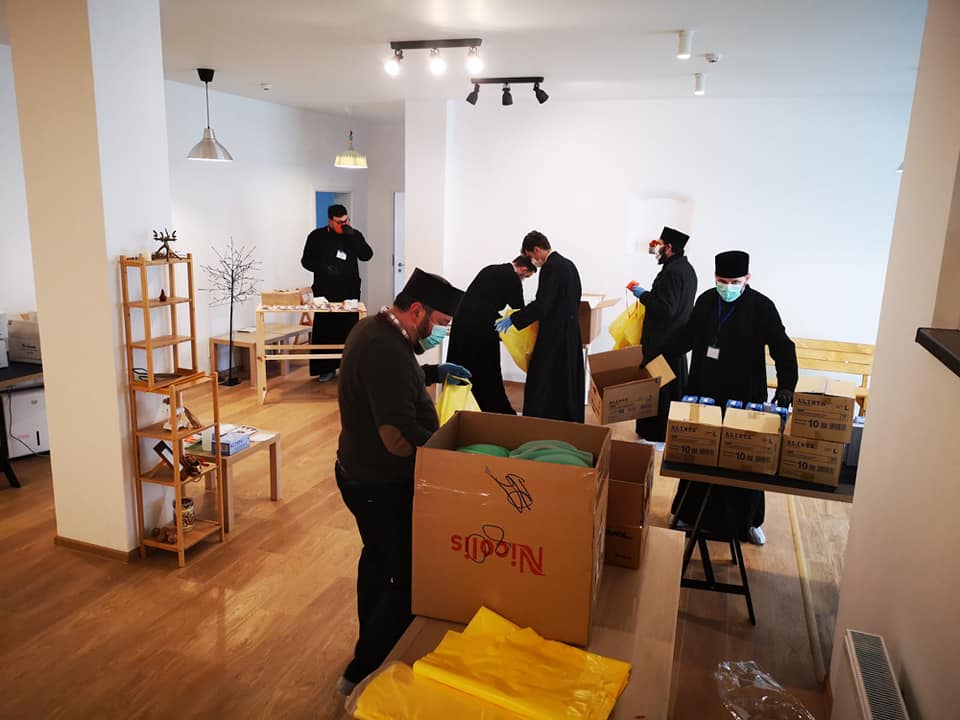 Preoți și voluntari din Protopopiatul Piatra Neamț au pregătit echipamente de protecție pentru medicii de familie din județ