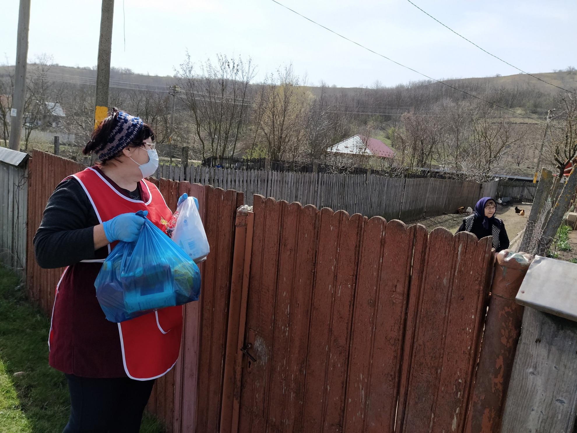 Vârstnicii şi persoanele izolate la domiciliu, în grija Asociaţiei „Filantropia Ortodoxă” din Huşi