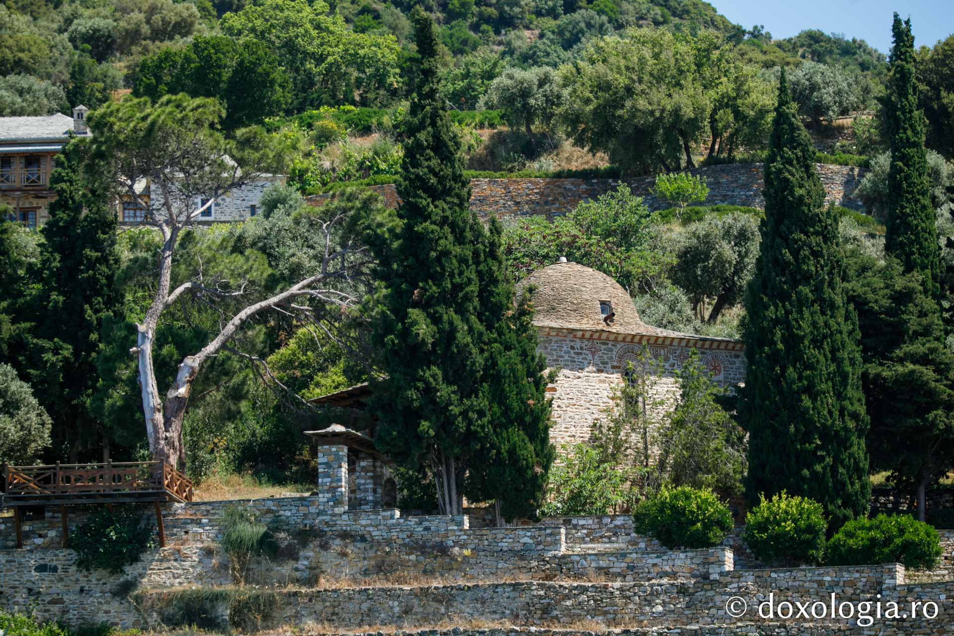 Paraclisul „Sfânta Treime” – Xenofont, Athos / Foto: Pr. Silviu Cluci Paraclisul „Sfânta Treime” – Xenofont