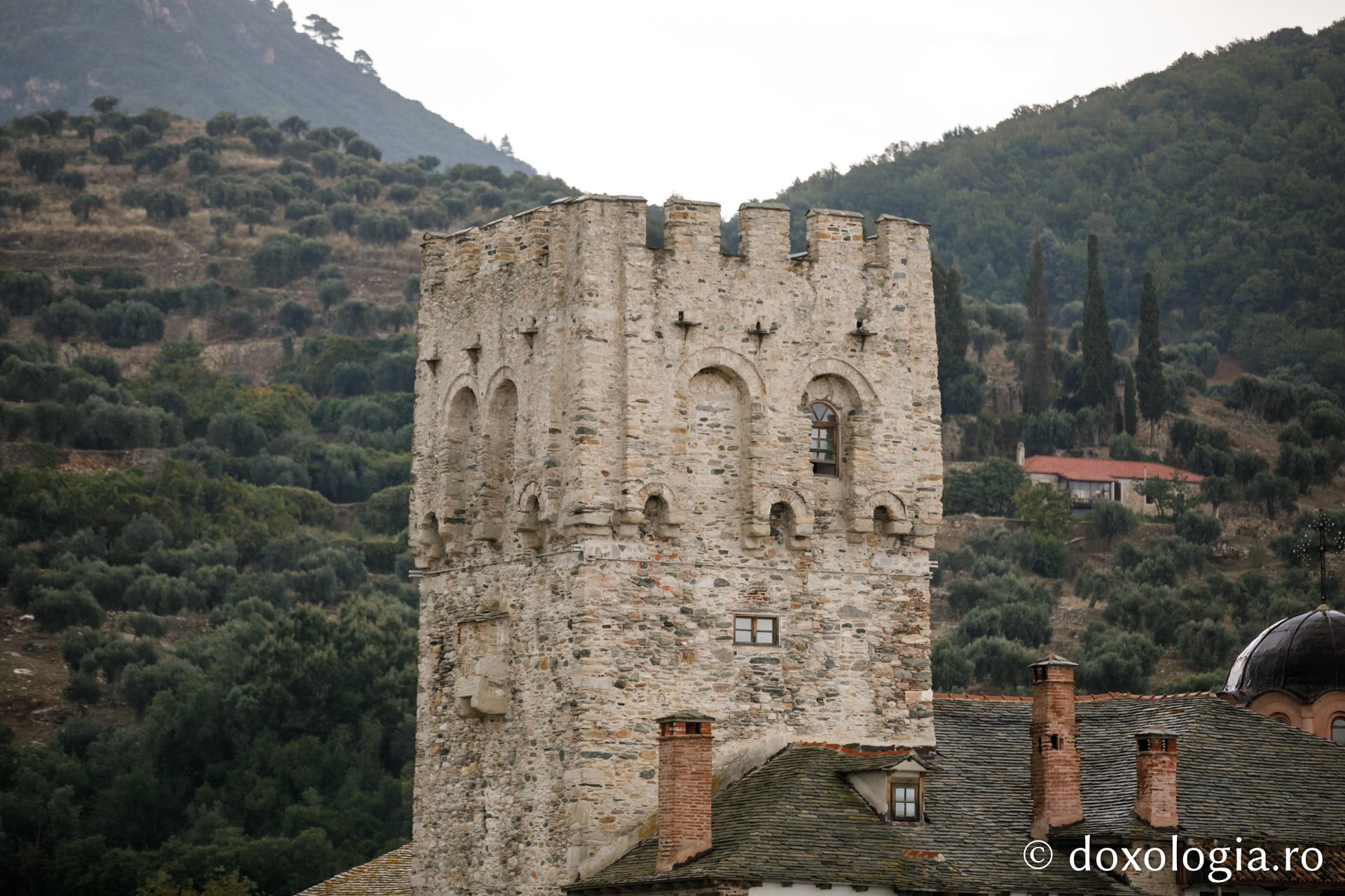 Arsanaua Mănăstirii Zografu – detaliu din turnul de apărare / Foto: Pr. Silviu Cluci Arsanaua Mănăstirii Zografu