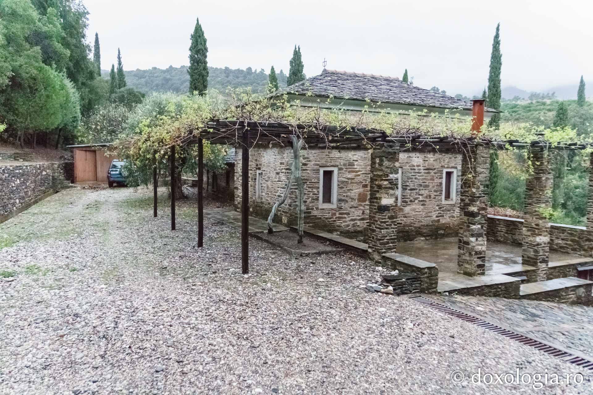 (Foto) Pași de pelerin la Chilia „Sfinții Doctori fără de arginți Cosma și Damian” – Vatoped, Athos (Foto) Pași de pelerin la Chilia „Sfinții Doctori fără de arginți Cosma și Damian” – Vatoped, Athos