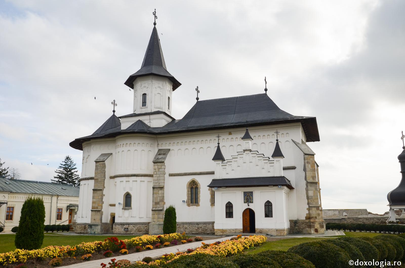 Arhiepiscopia Romanului și Bacăului sprijină persoanele vulnerabile în contextul pandemiei cu noul Coronavirus