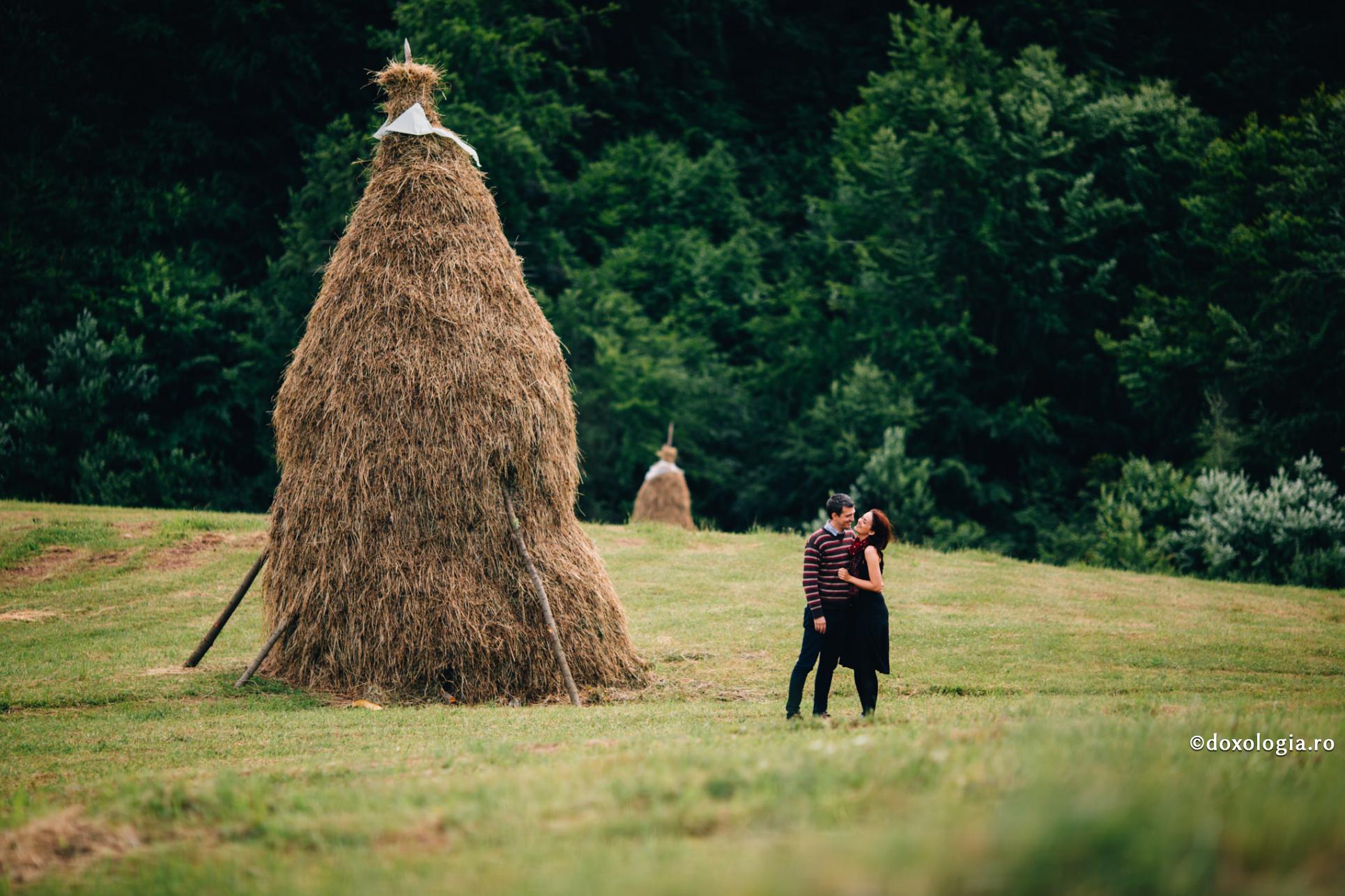 Îngrijindu-ți sufletul, ai grijă de căsnicia ta / Foto: Pr. Benedict Both cuplu lângă căpița de fân