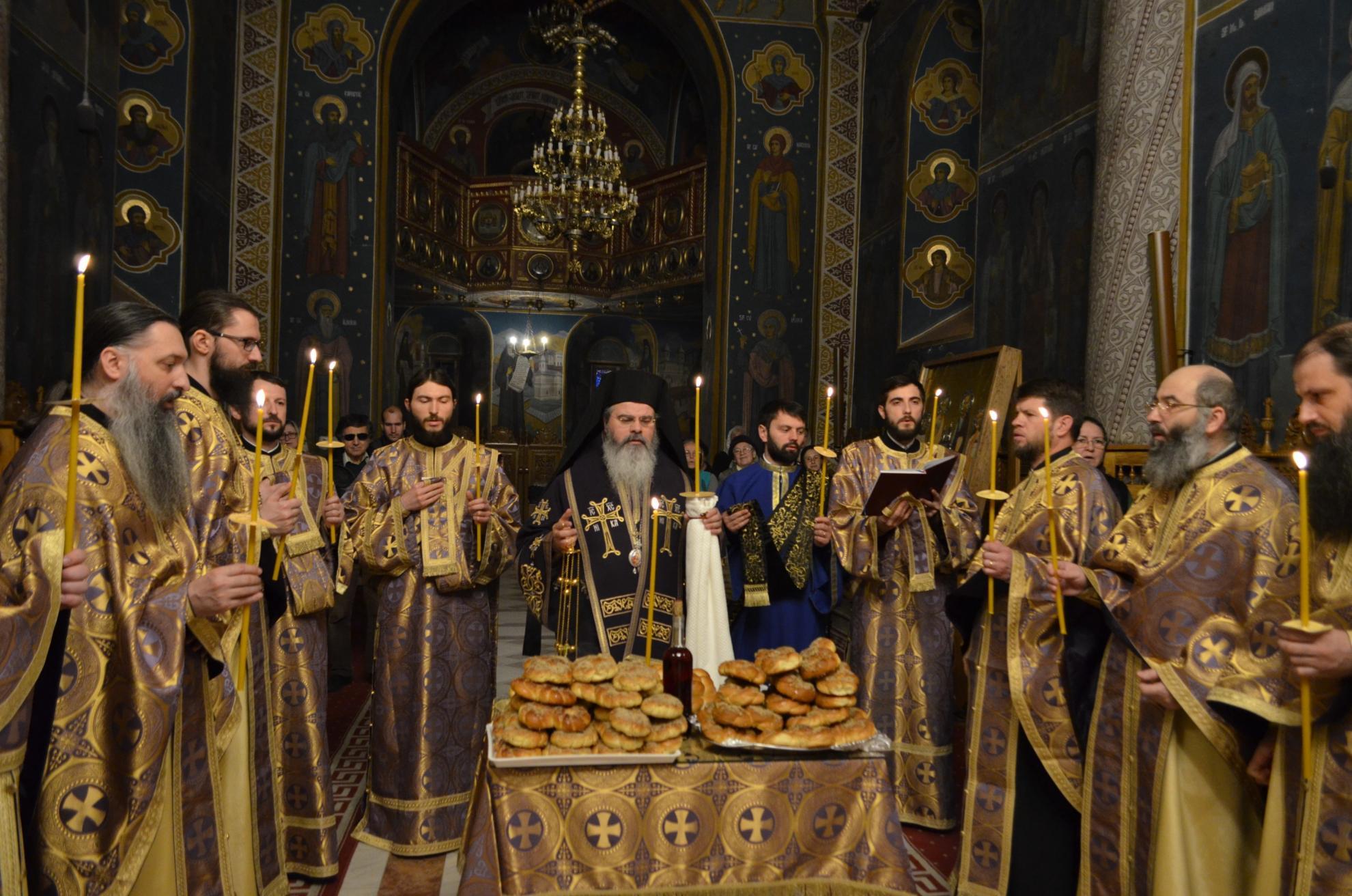 Liturghie arhierească şi Parastas la catedrala din Huşi