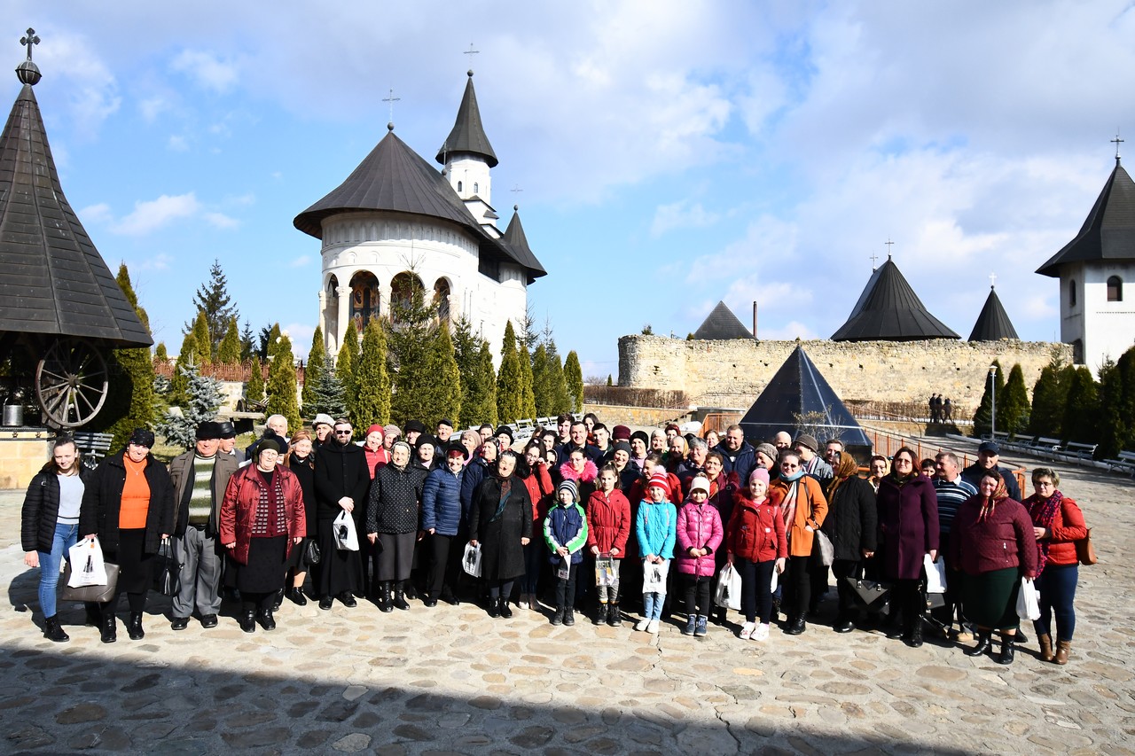 Pelerini din comuna Andrieşeni, pentru prima dată la Mănăstirea Hadâmbu