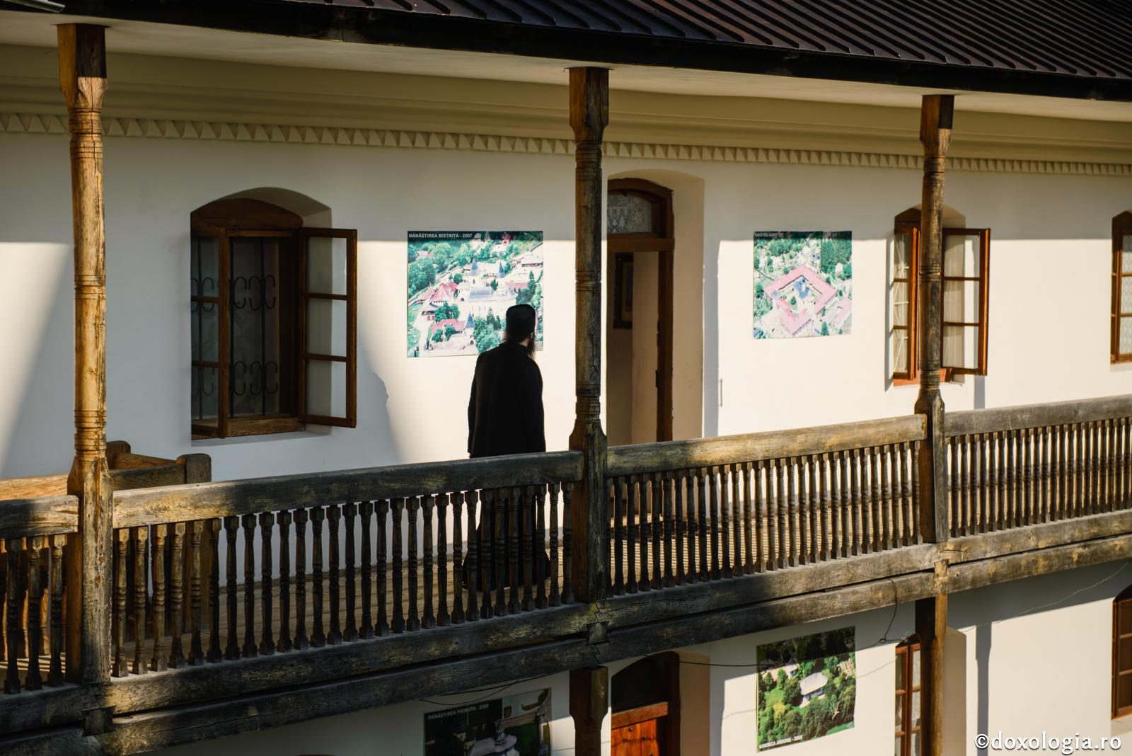 „Cu cât mă mângâia mai mult, cu atât mai puternică se făcea însuflarea Duhului Sfânt” – o minune a Sfântului Nichifor cel Lepros / Foto: Pr. Silviu Cluci călugăr în cerdac