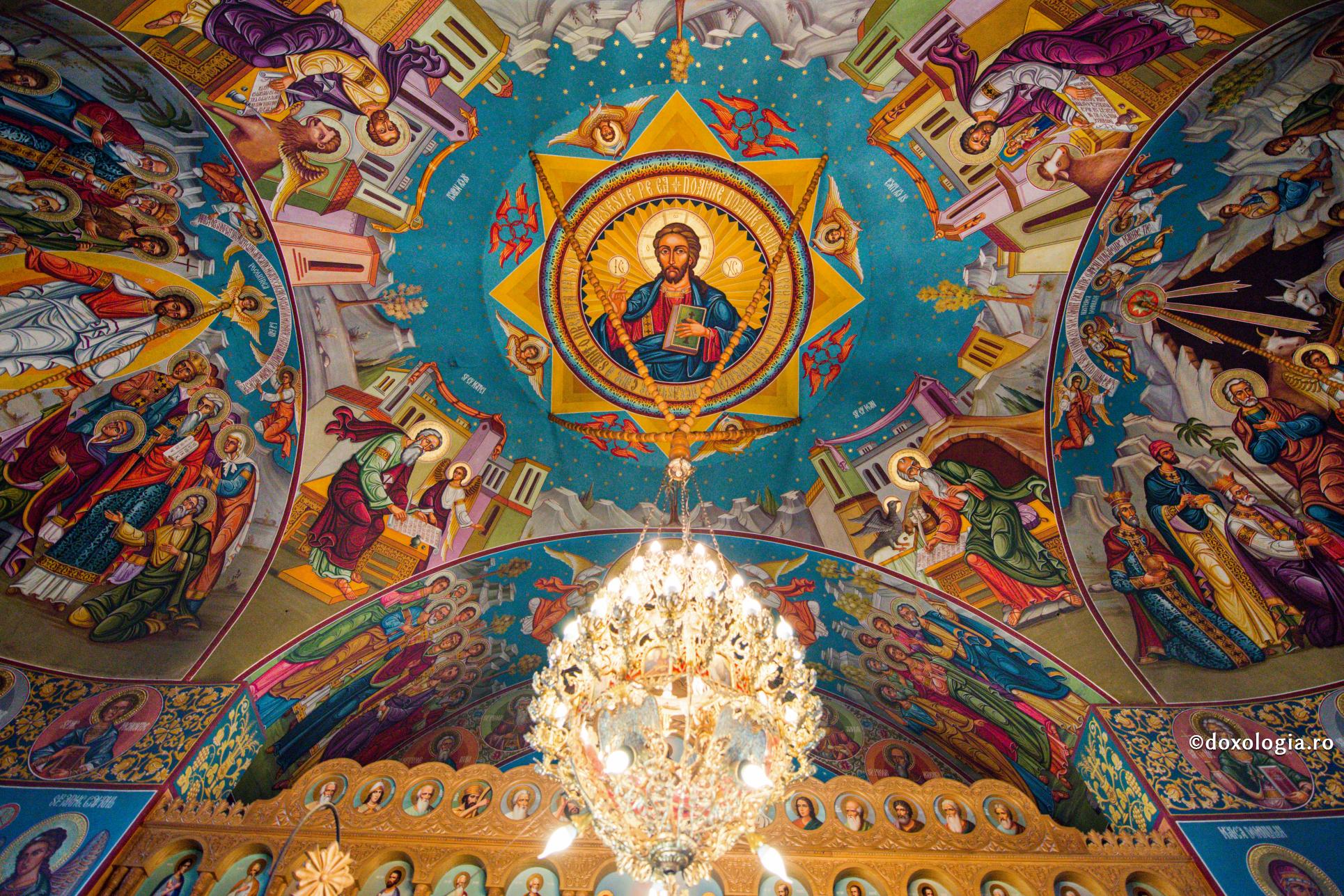Dumnezeu poartă de grijă fiecărei ființe din lume / Foto: Ștefan Cojocariu Iisus Hristos Pantocrator