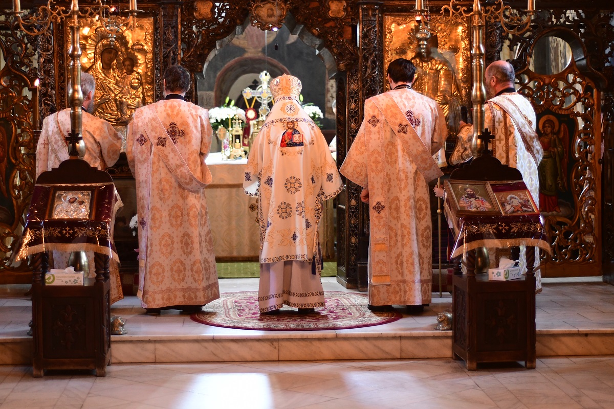 Două Sfinte Liturghii în aceeași incintă, la Mănăstirea „Sfântul Ioan cel Nou de la Suceava”
