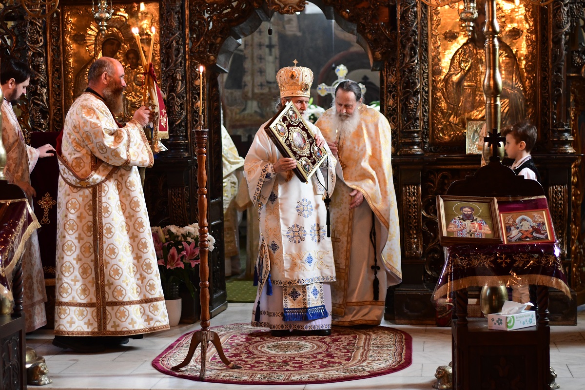 Două Sfinte Liturghii în aceeași incintă, la Mănăstirea „Sfântul Ioan cel Nou de la Suceava”