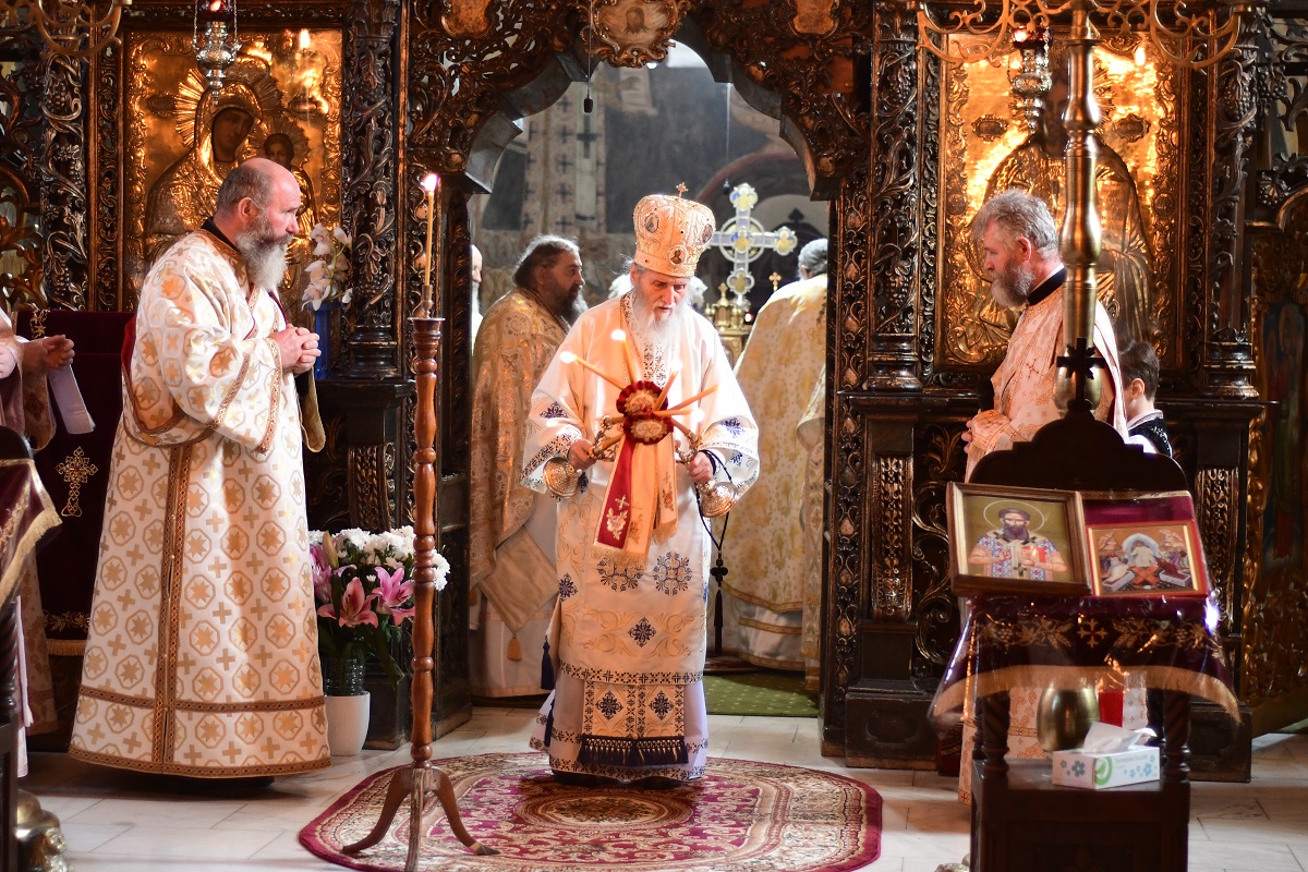 Două Sfinte Liturghii în aceeași incintă, la Mănăstirea „Sfântul Ioan cel Nou de la Suceava”