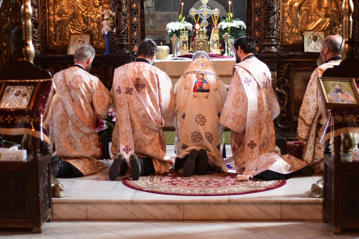 Două Sfinte Liturghii în aceeași incintă, la Mănăstirea „Sfântul Ioan cel Nou de la Suceava”