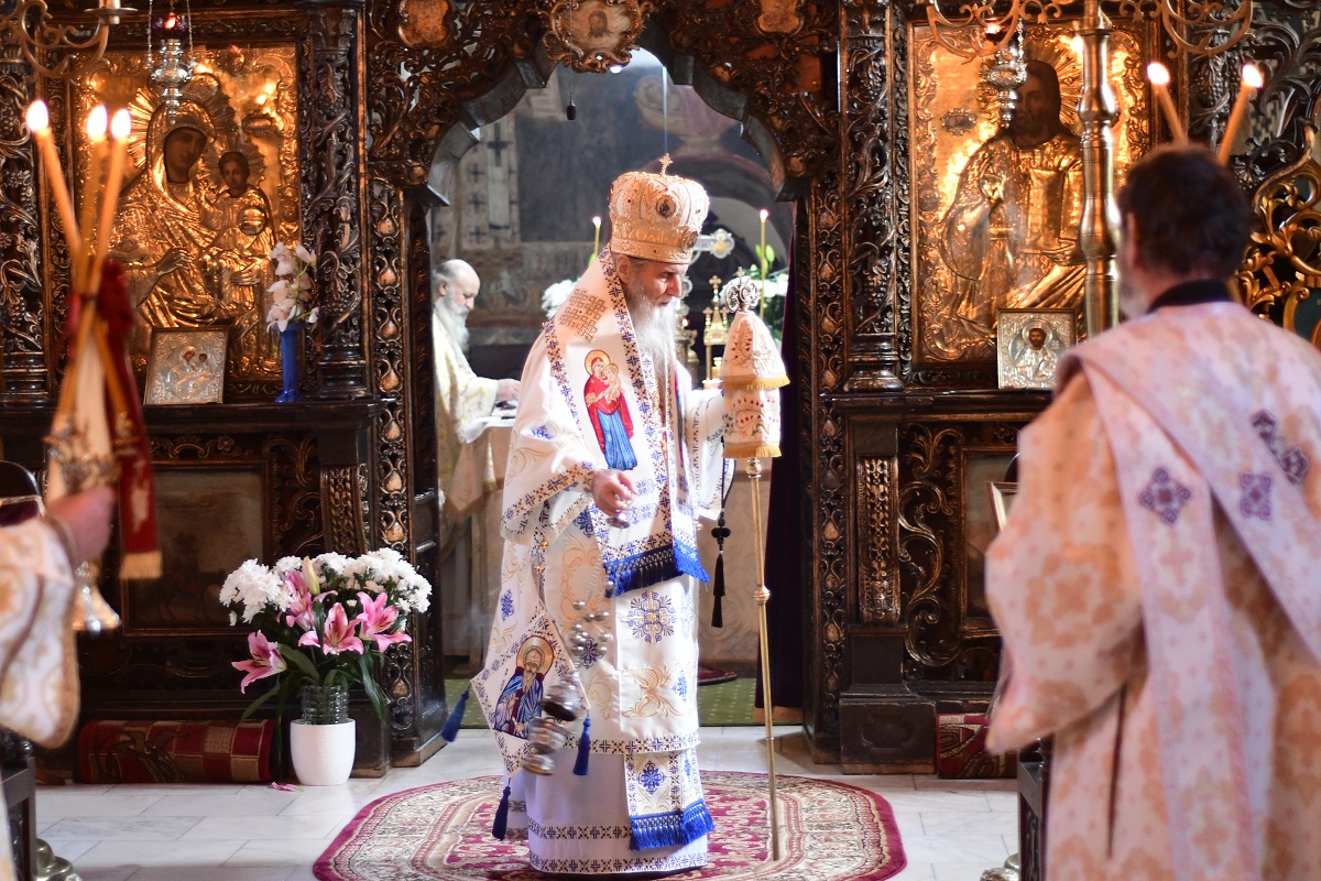 Două Sfinte Liturghii în aceeași incintă, la Mănăstirea „Sfântul Ioan cel Nou de la Suceava”