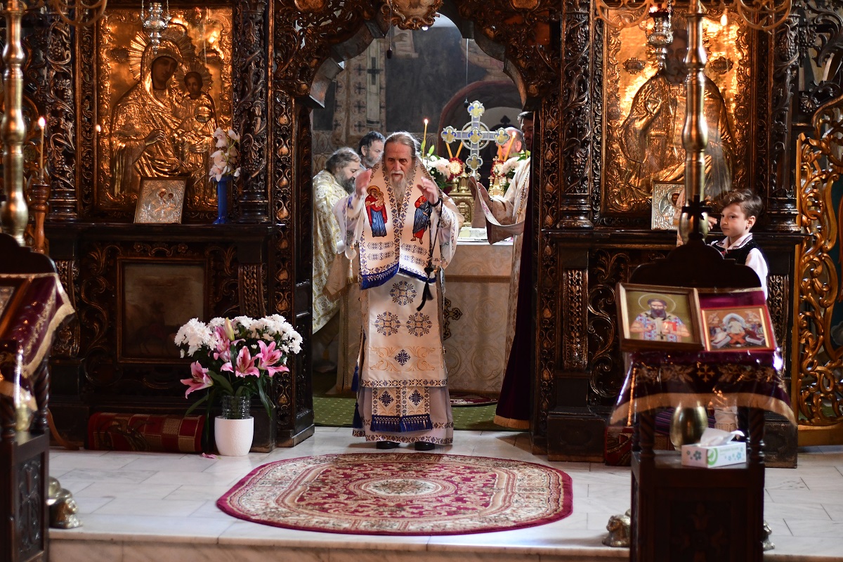 Două Sfinte Liturghii în aceeași incintă, la Mănăstirea „Sfântul Ioan cel Nou de la Suceava”