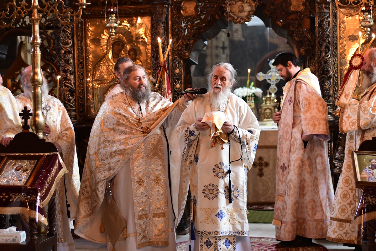 Două Sfinte Liturghii în aceeași incintă, la Mănăstirea „Sfântul Ioan cel Nou de la Suceava”
