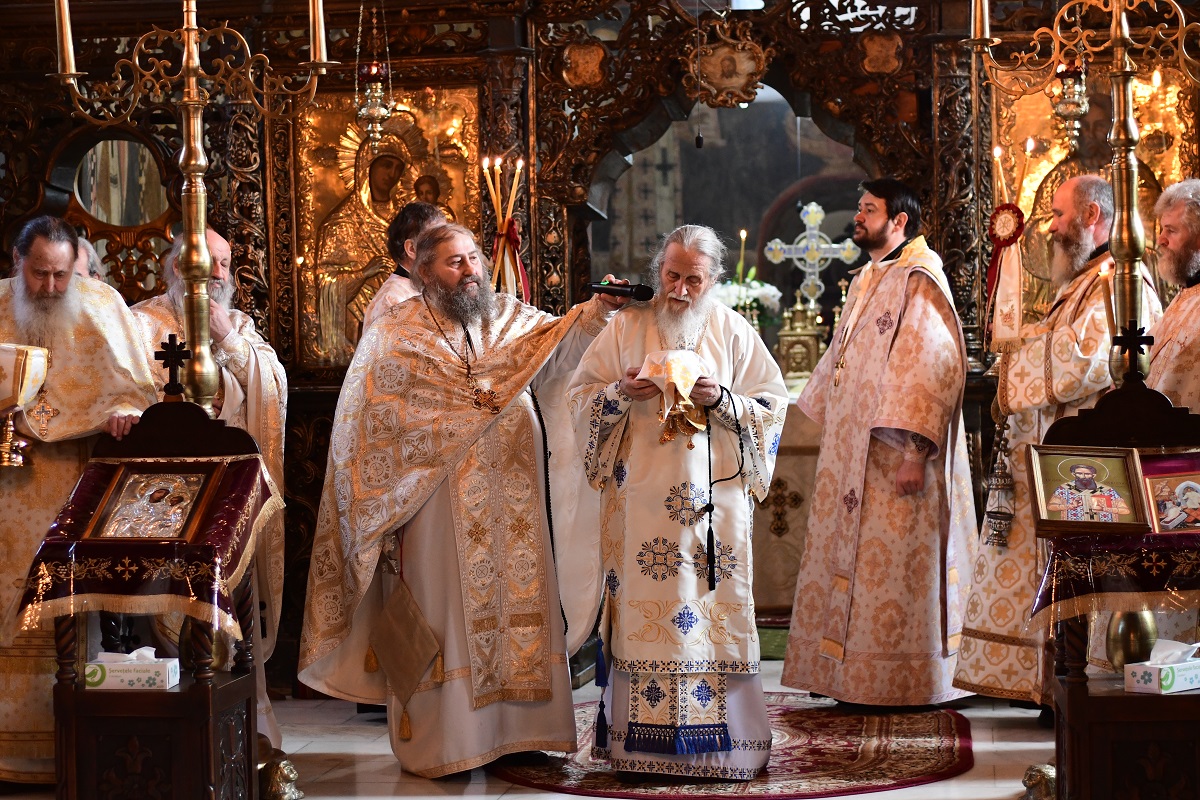 Două Sfinte Liturghii în aceeași incintă, la Mănăstirea „Sfântul Ioan cel Nou de la Suceava”